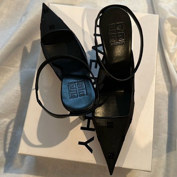 Size9
$925
Color: Black - Picture 1 of 5